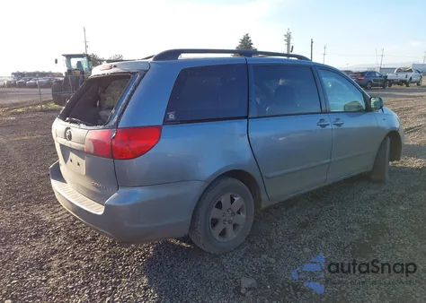 2010 Toyota Sienna Le z USA, uszkodzony, nr VIN 5TDKK4CC1AS306106